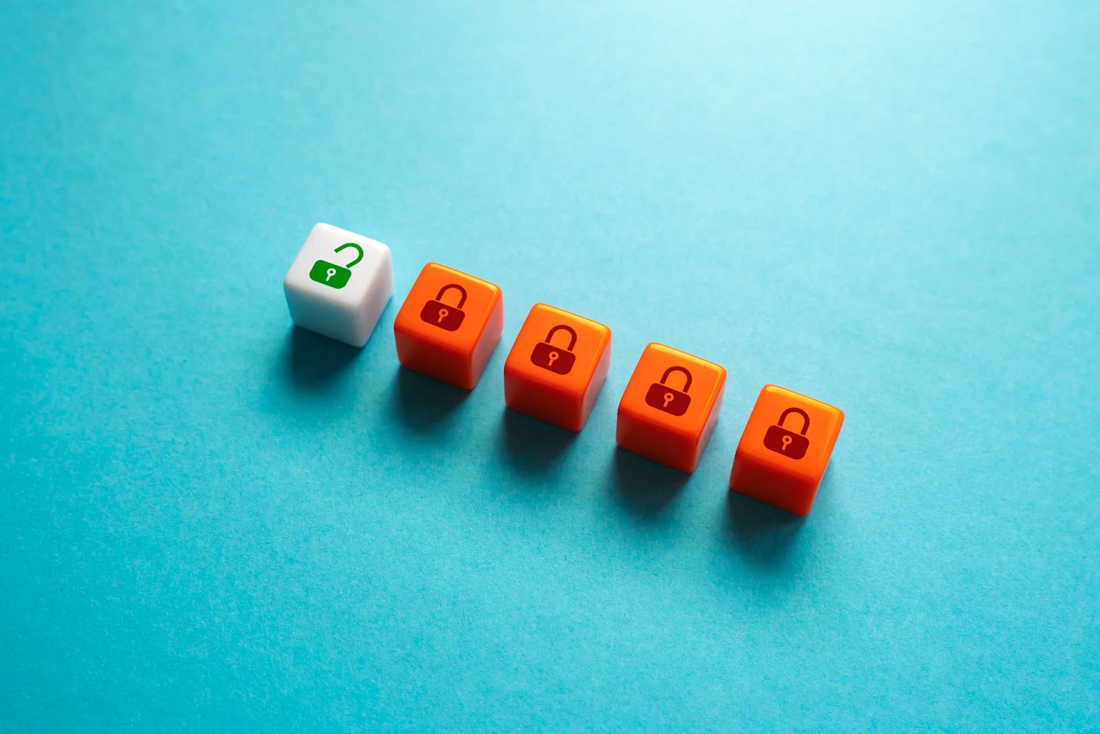 Cubes portant des cadenas ouverts et fermés, illustrant le durcissement des accès Active Directory