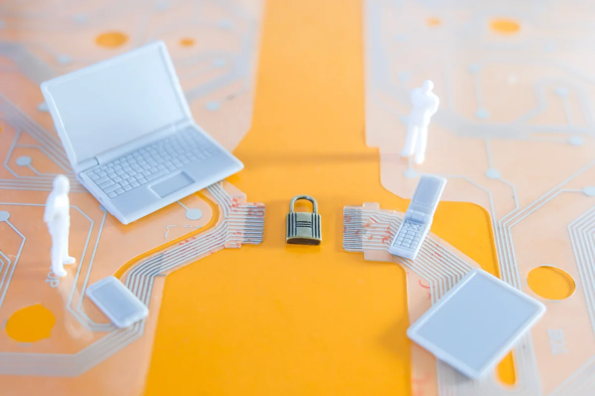 Cadenas au centre d'appareils connectés, illustrant la sécurisation Active Directory